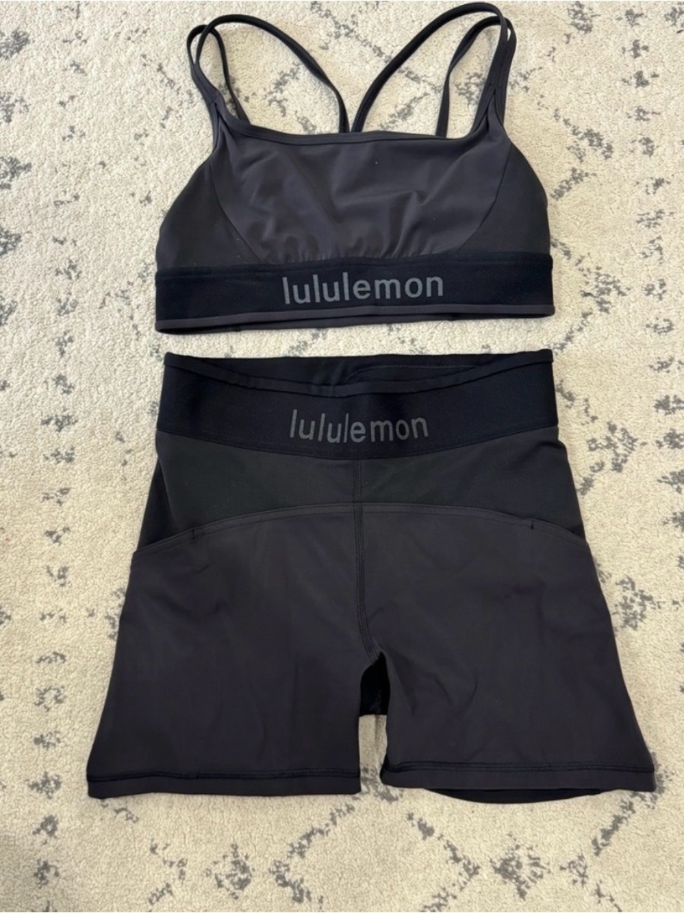 SET Lululemon Logo Train Strappy Bra & Logo Waistband Everlux Training Short 4"